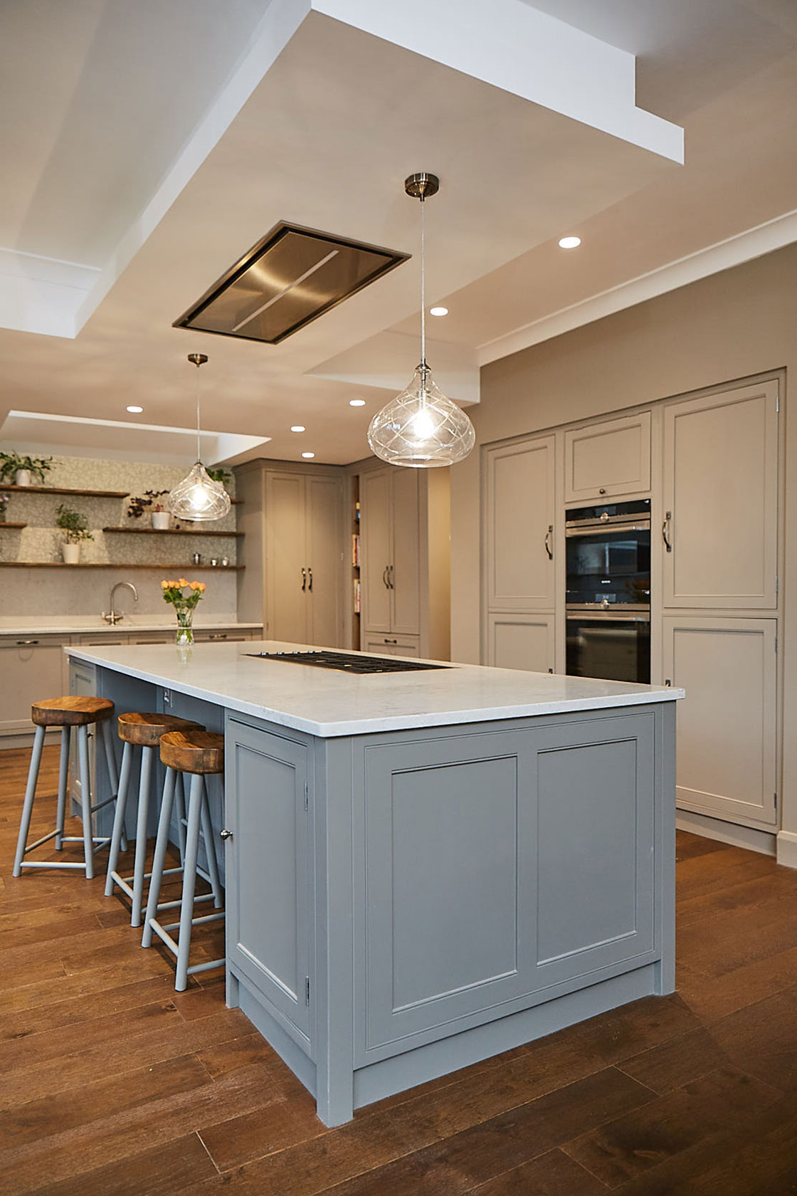 Kitchen island with flush extractor in ceiling