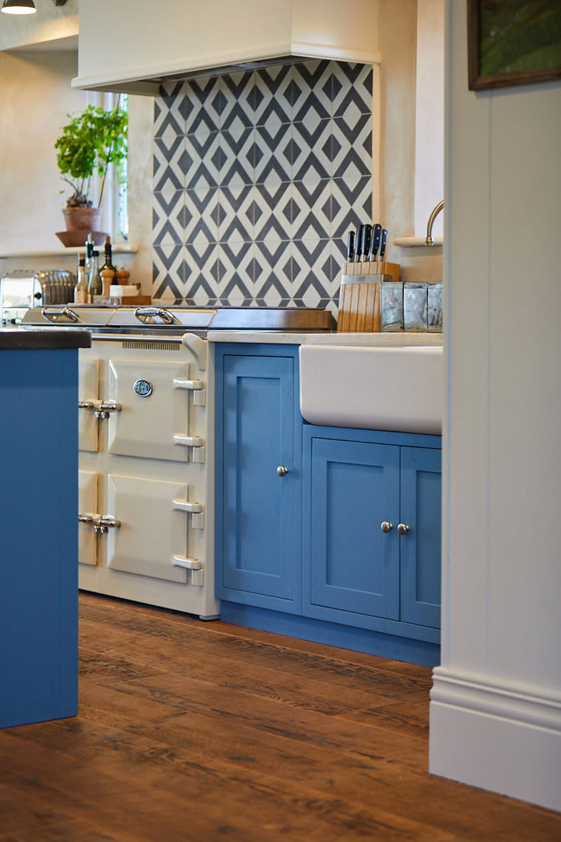 Geometric tiles behind cream Everhot cooker