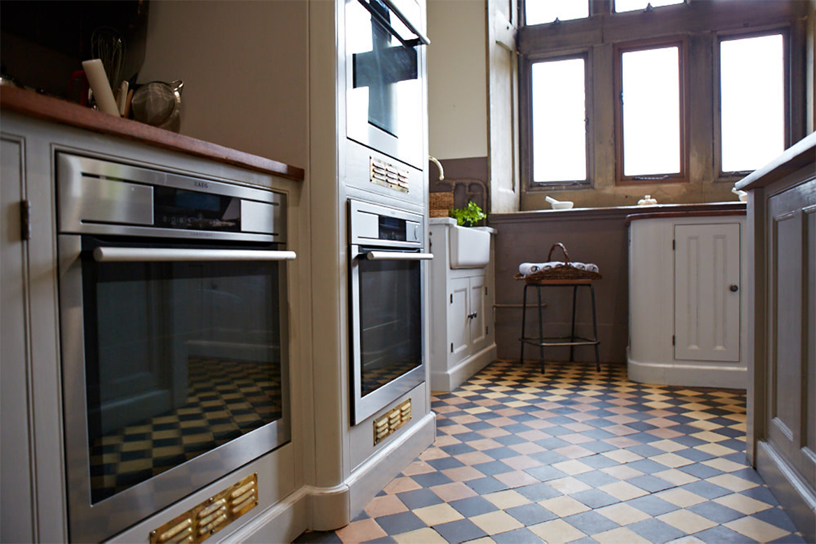 Integrated ovens in bespoke kitchen cabinets