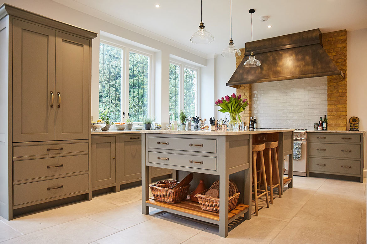 Traditional open pot board island with wicker baskets and painted cabinets