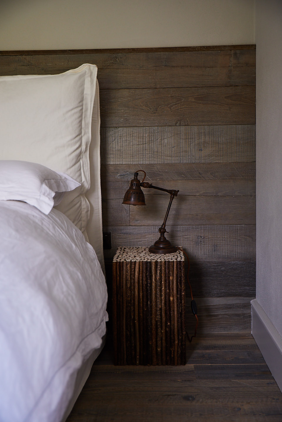 Double bed head board with square wood block