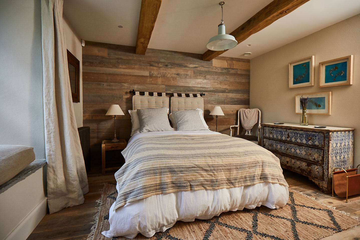 Cladded wood headboard behind king size bed