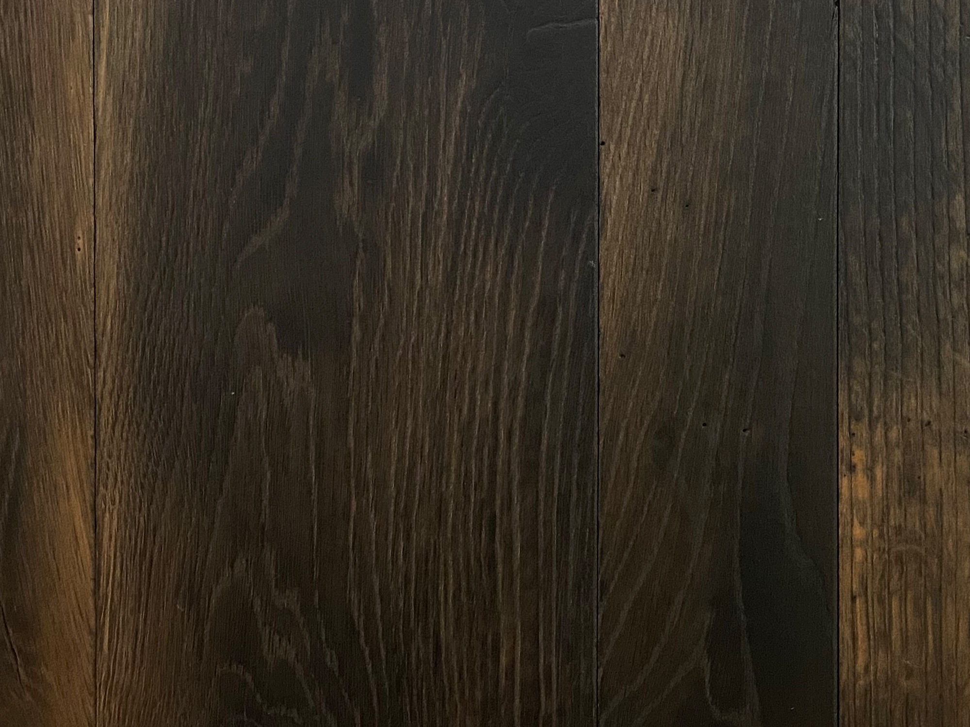 Oak grain running through flooring