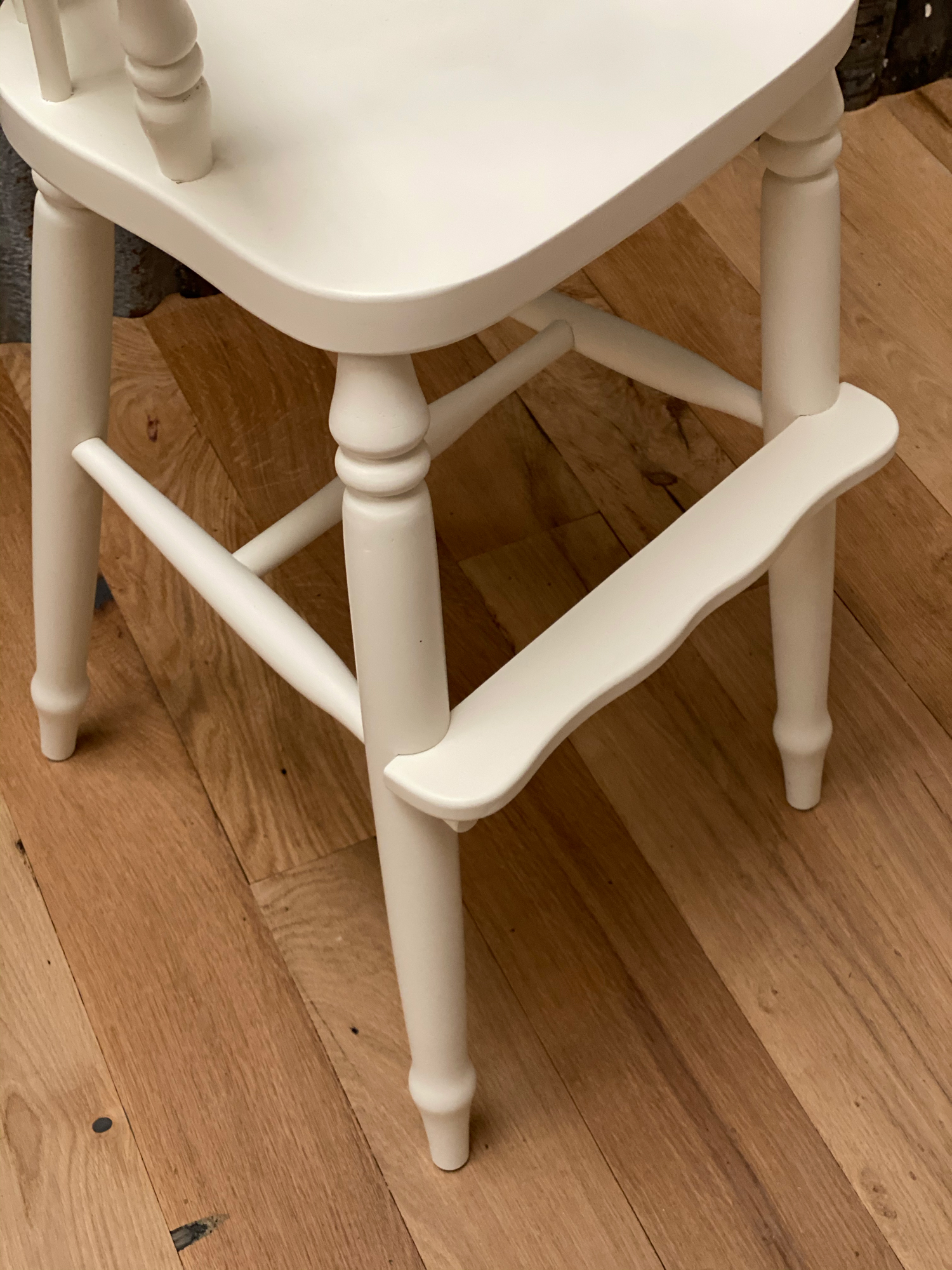 foot detail on painted white childs windsor chair