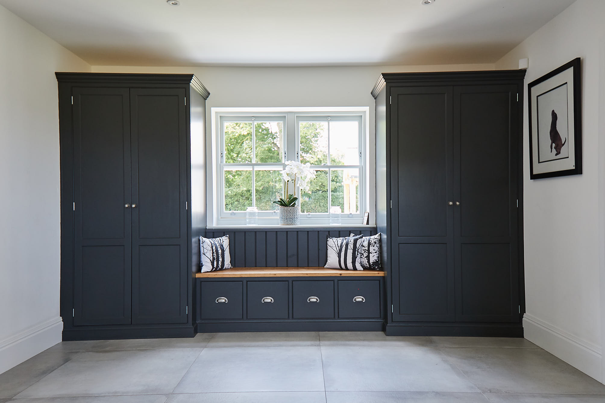 Lamp black storage unit with seating in the middle with rustic wood top