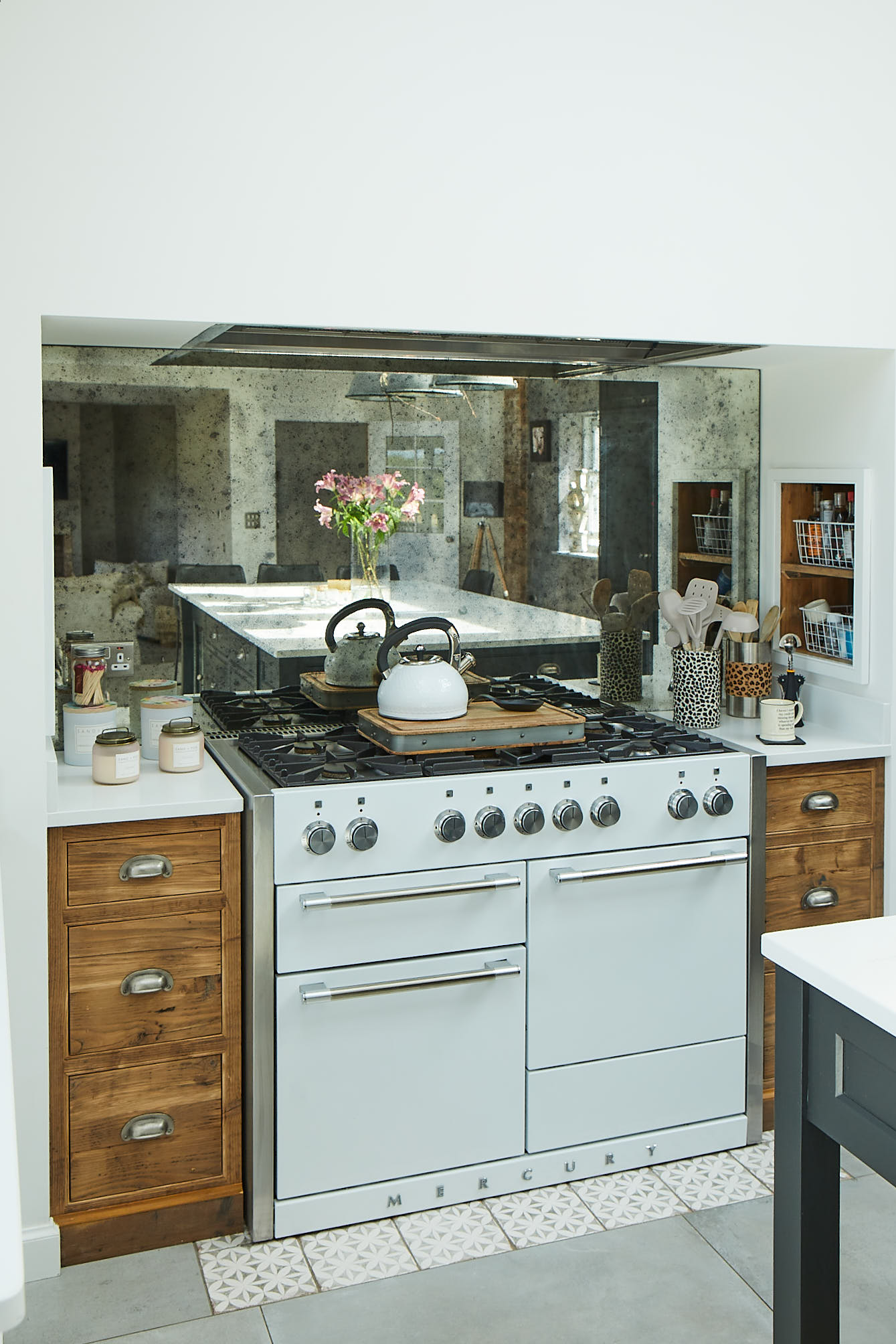 White Mercury cooker with rustic drawers left and right