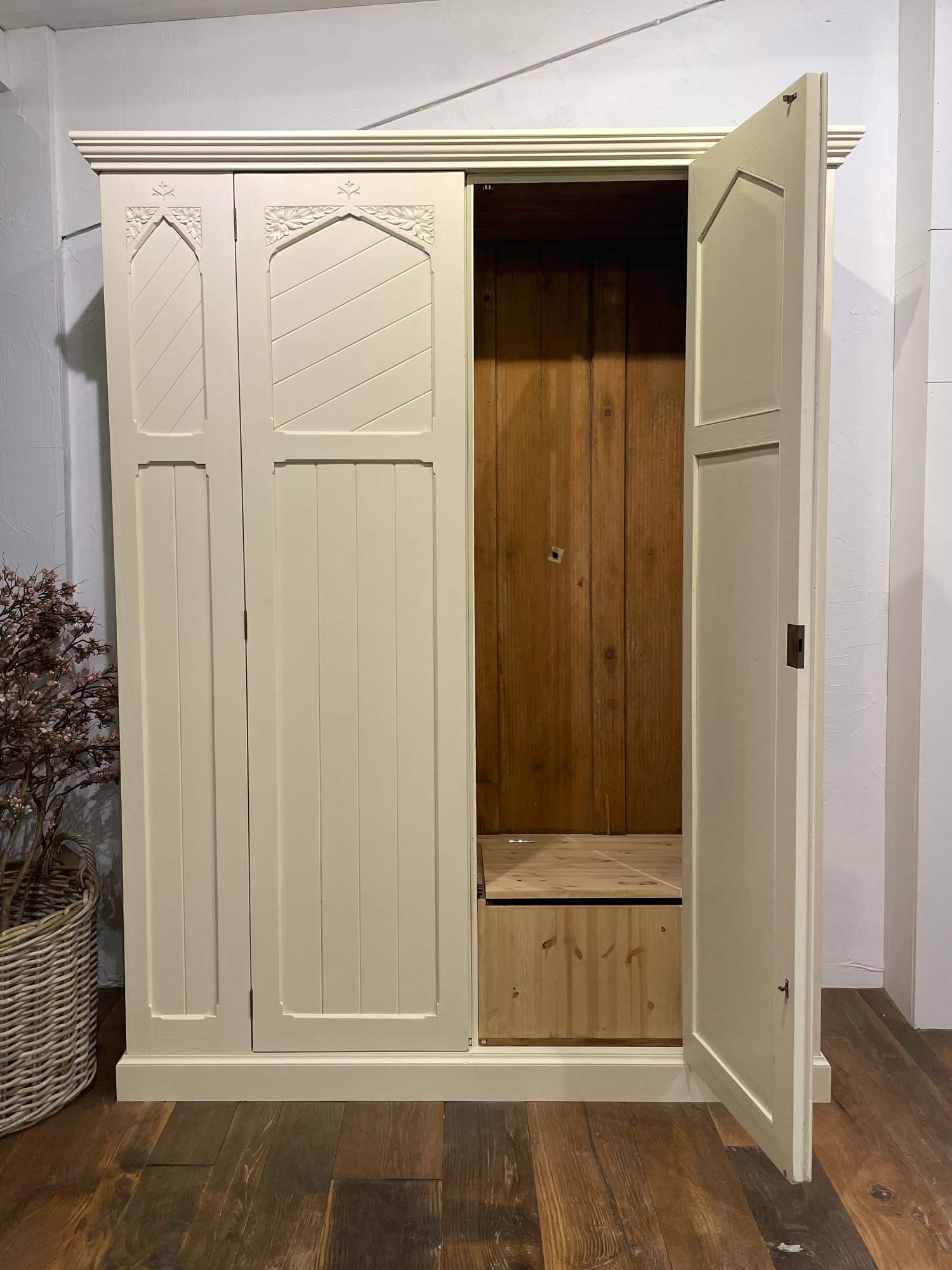 Double door wardrobe with pine internals