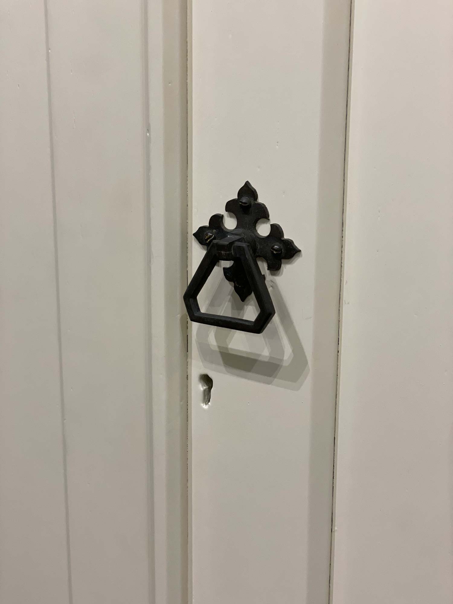 Metal wardrobe pull handle