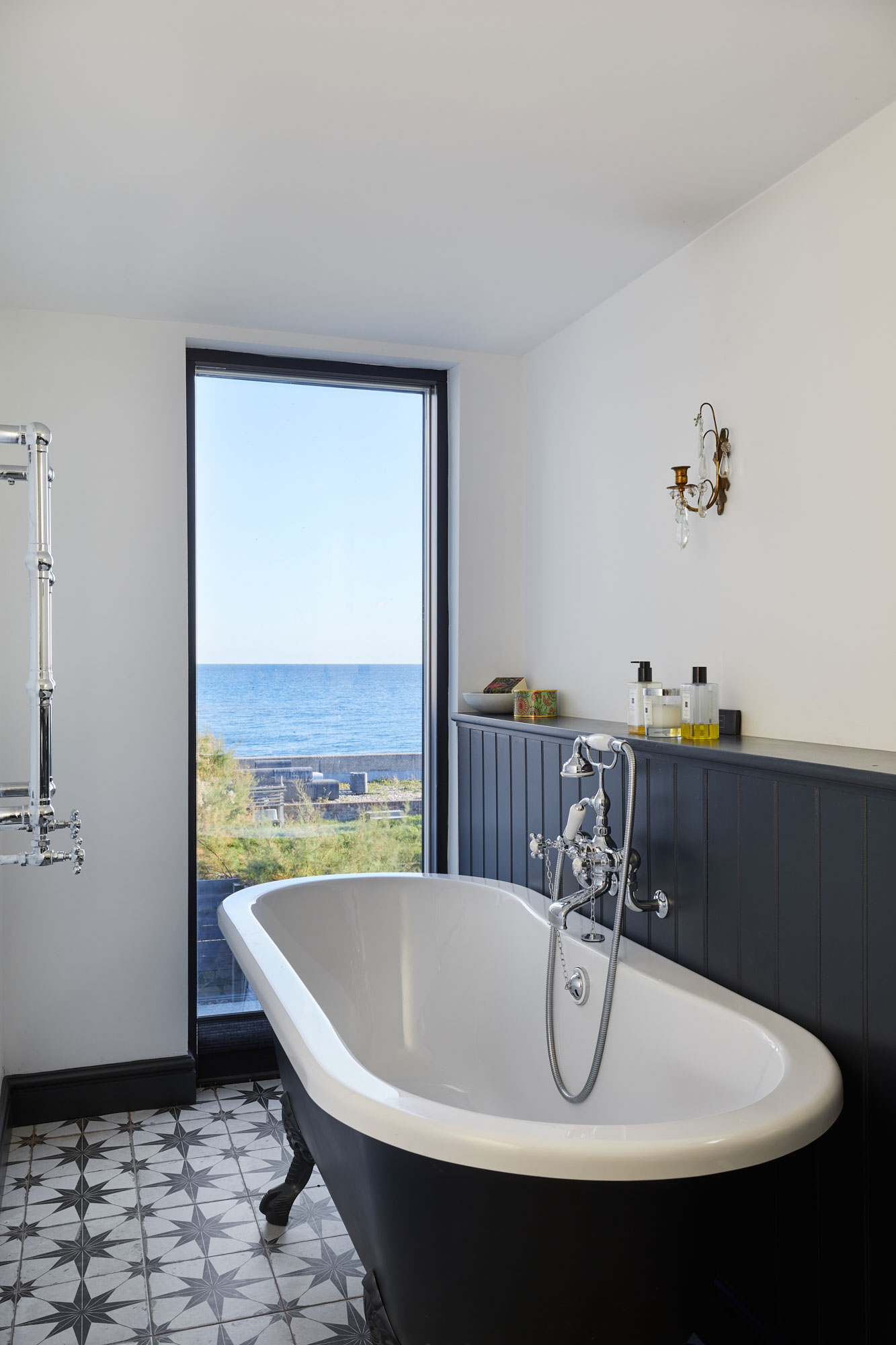 Freestanding bath with sea view