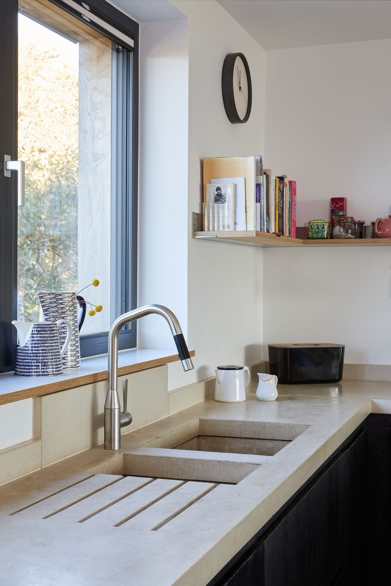 Concrete kitchen sink with integrated drainage grooves