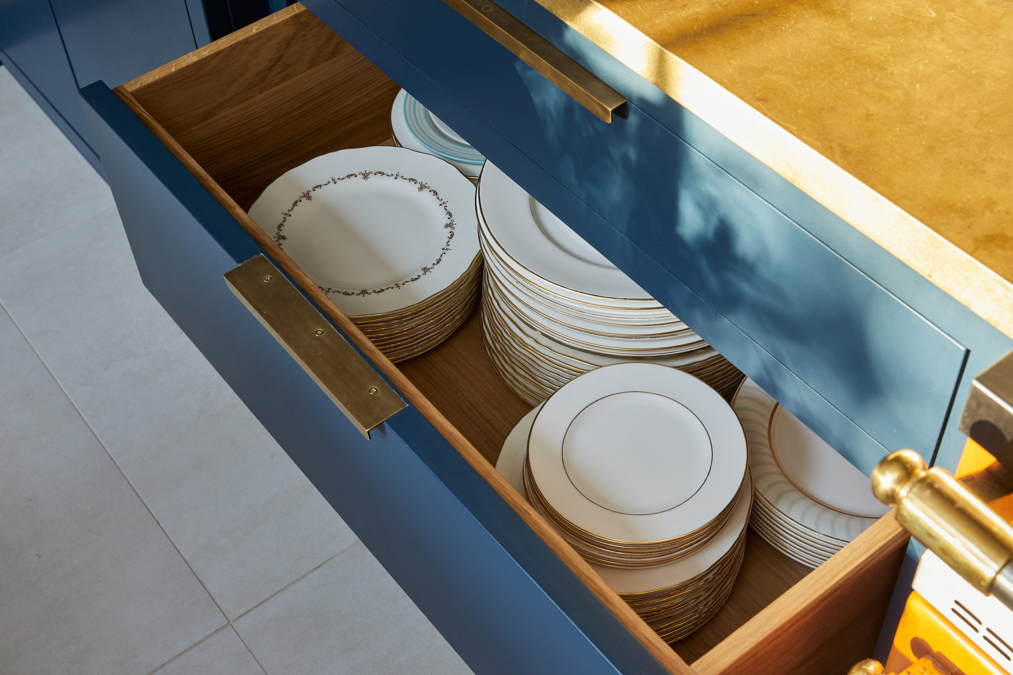 Bespoke oak deep pan drawers in kitchen