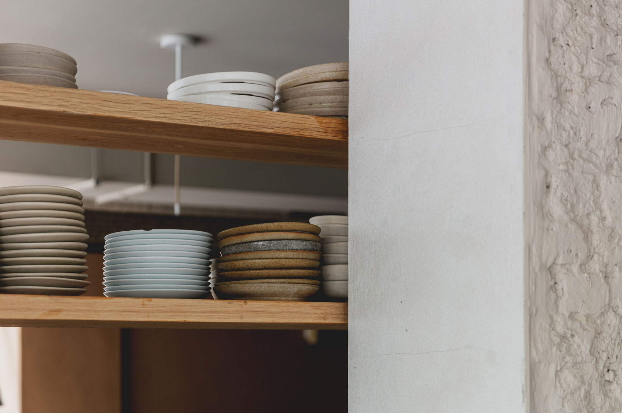 Chunky floating oak kitchen shelves