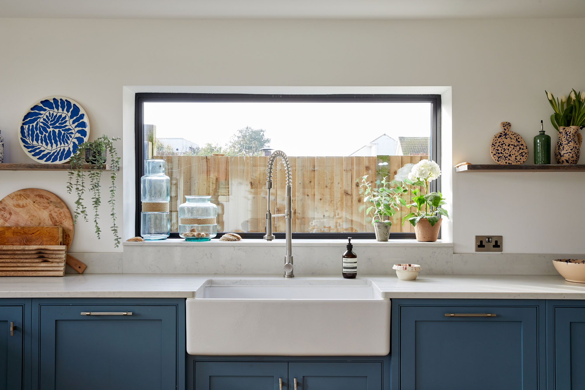 Belfst kitchen sink with a garden view