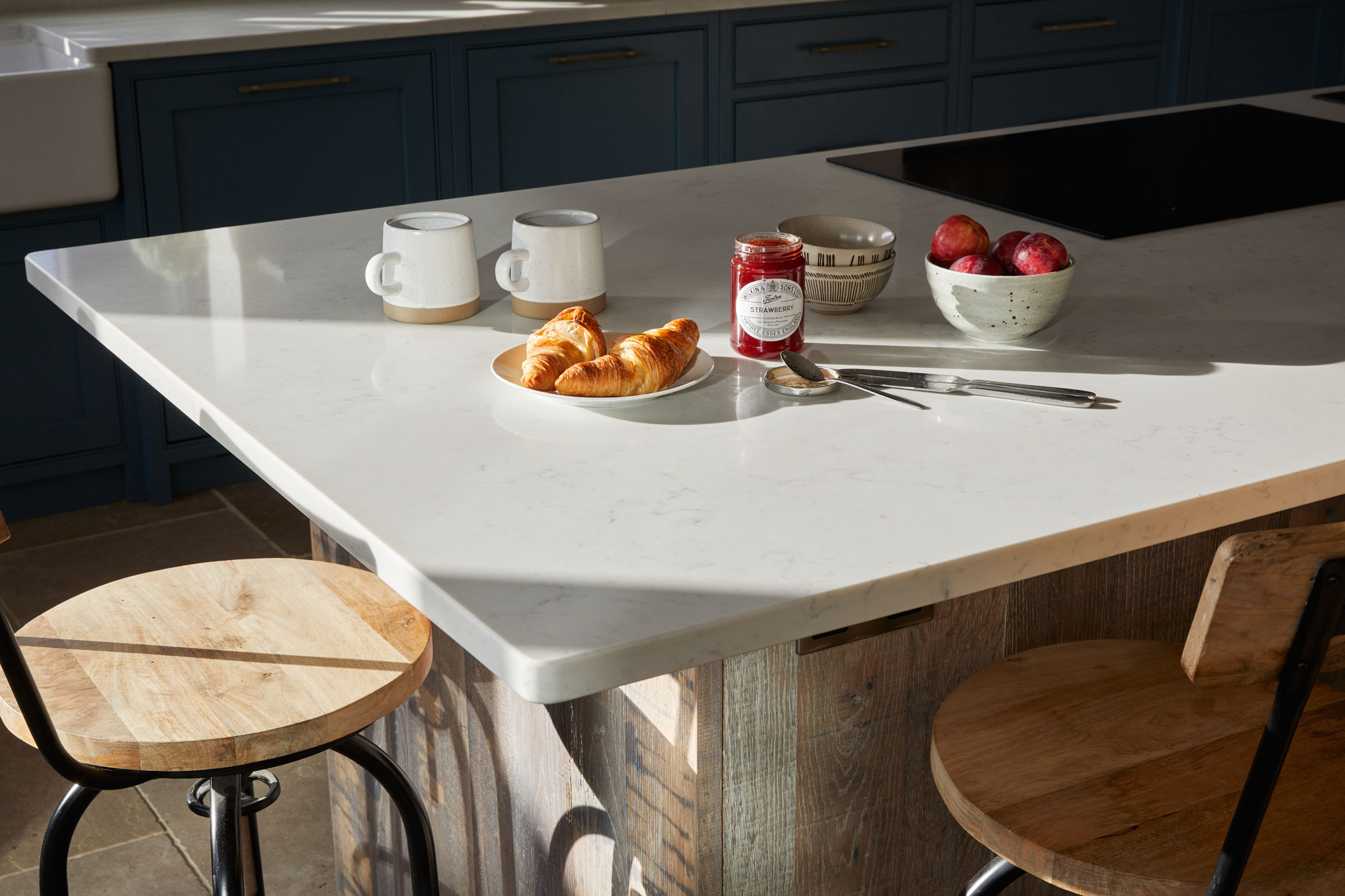 Seamless quartz kitchen worktop makes breakfast bar