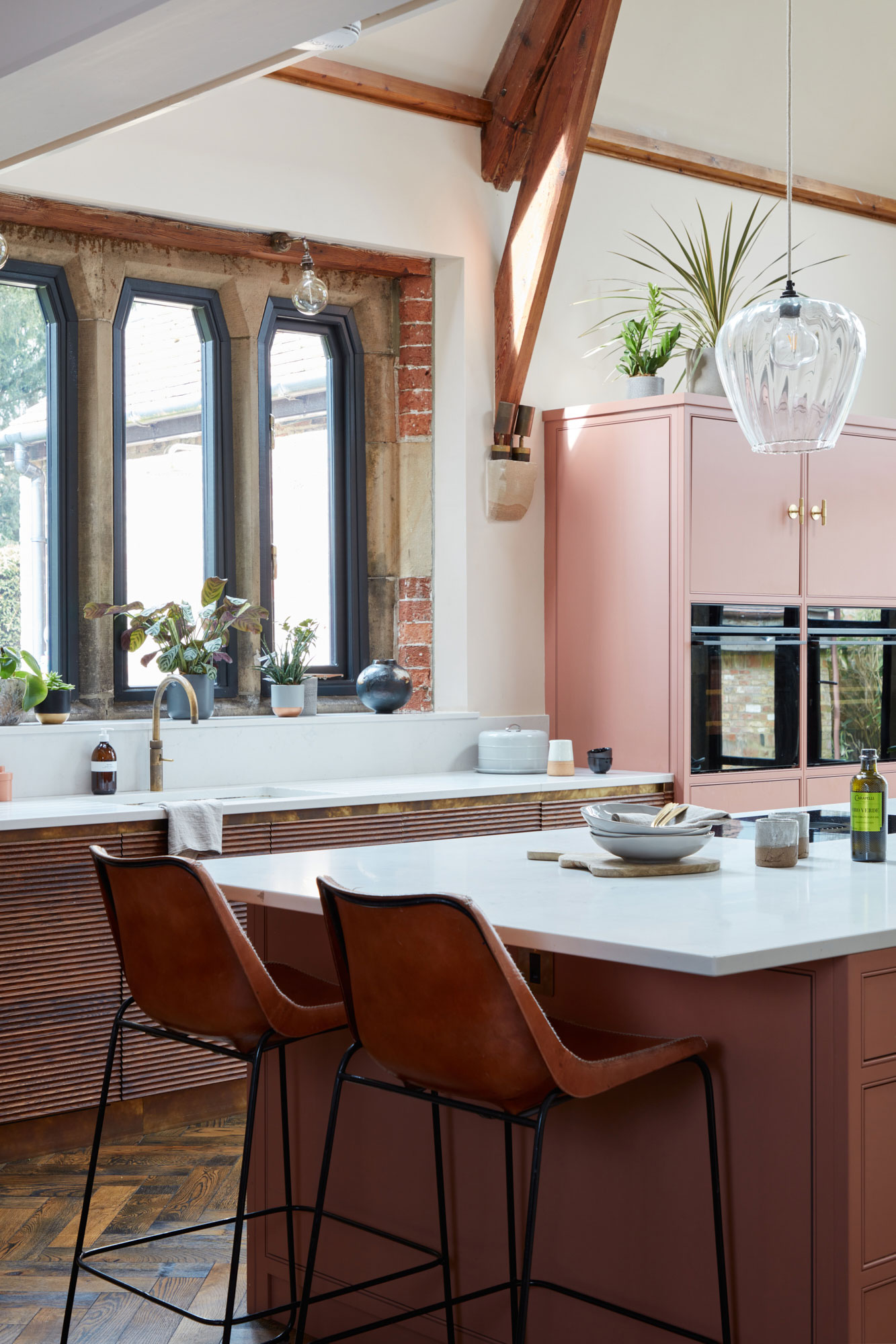 Kitchen breakfast bar with leather seats