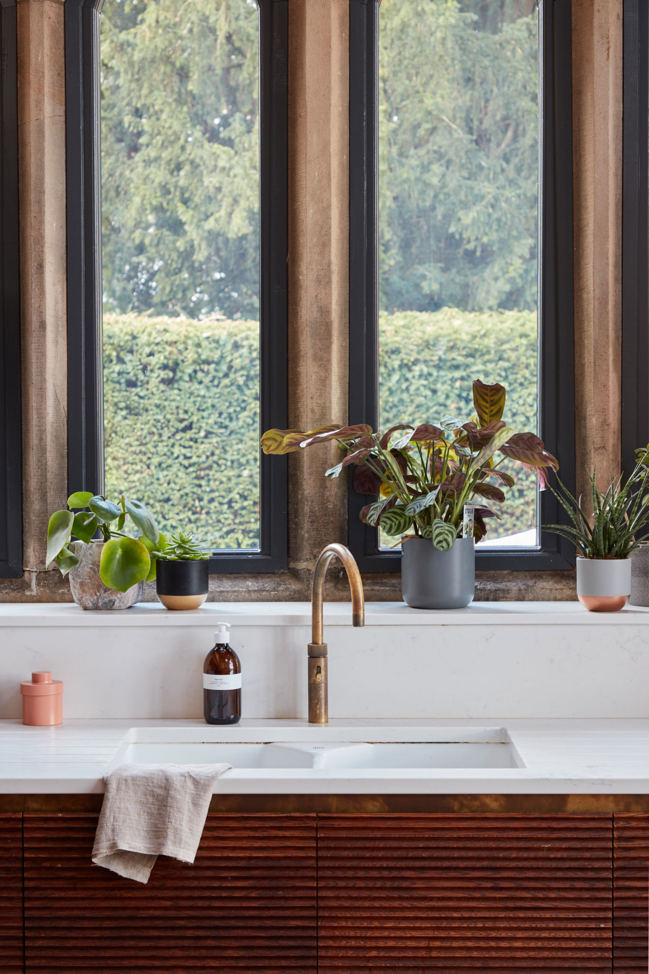 Brass quooker tap with ceramic sink