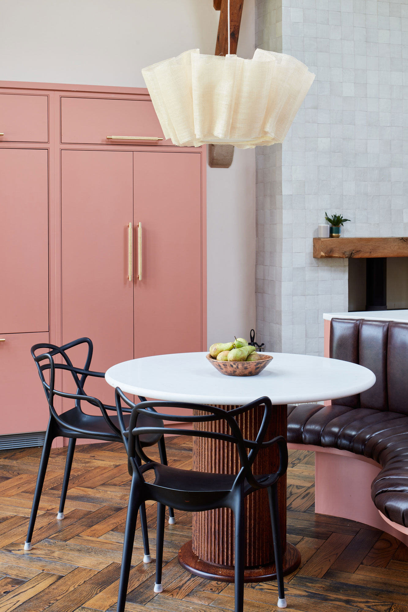 Round kitchen table integrated in island