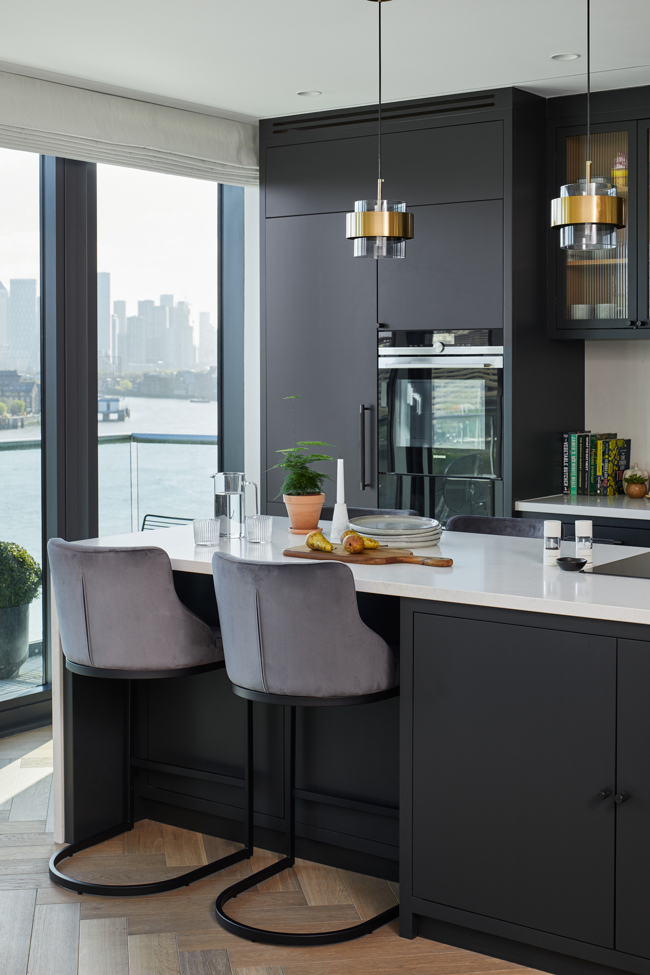 Breakfast bar integrated in kitchen island