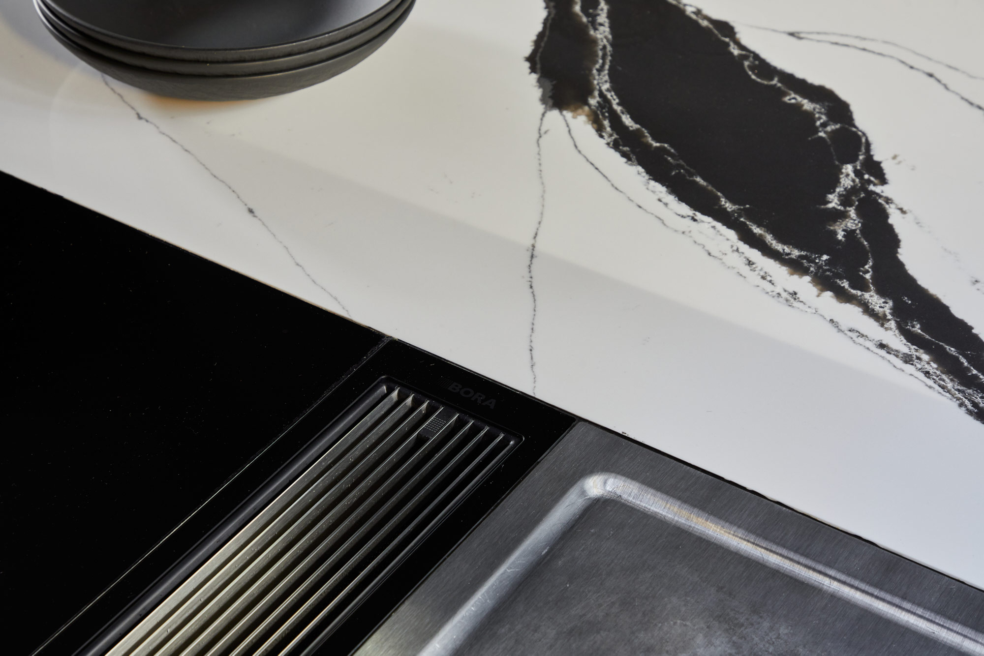 Integrated downdraft kitchen hob on kitchen penisular