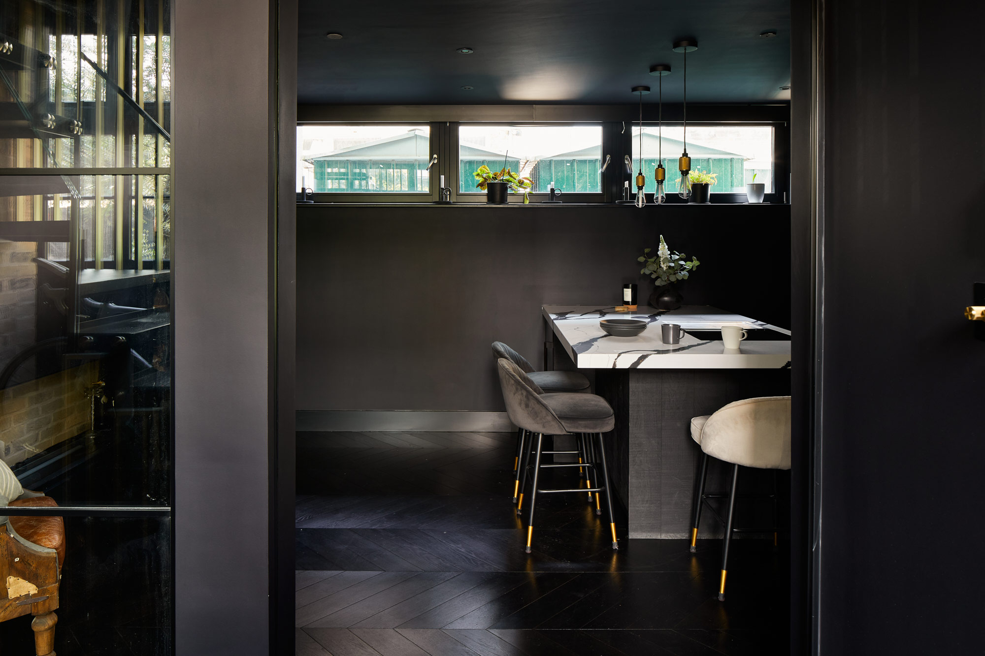 Integrated breakfast bar on kitchen peninsular