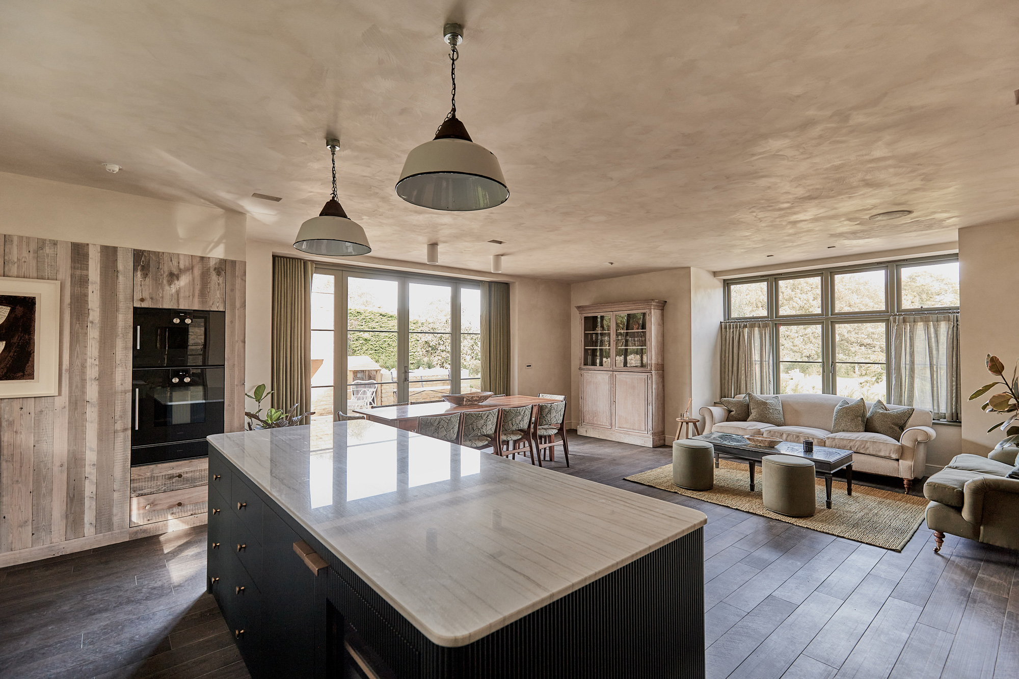 integrated kitchen oven with whitewash cladding