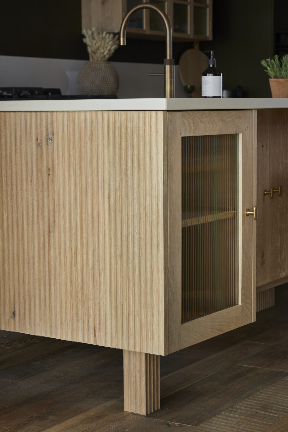 collaboration display kitchen located in London: fluted details on the floating island